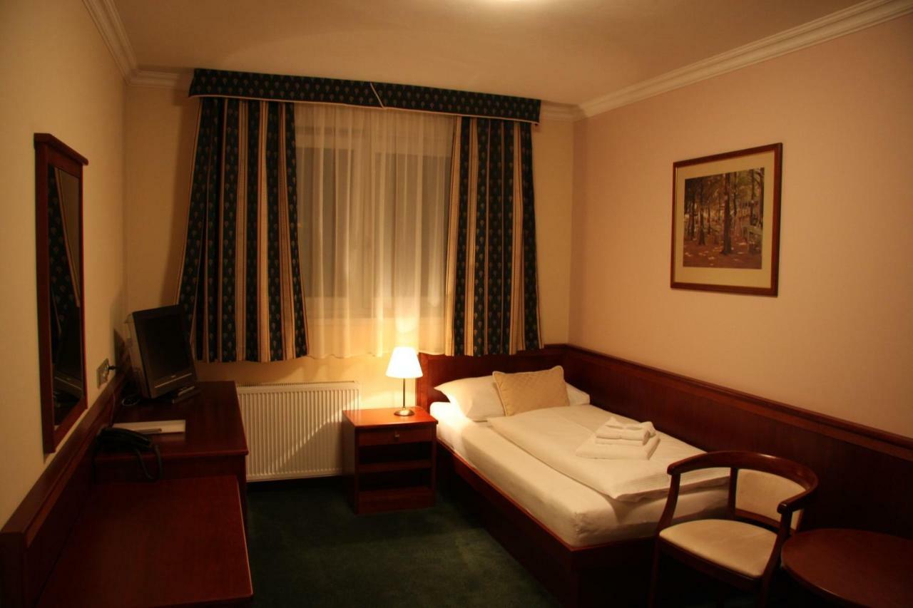 Komorni Hurka Hotel Cheb Kültér fotó